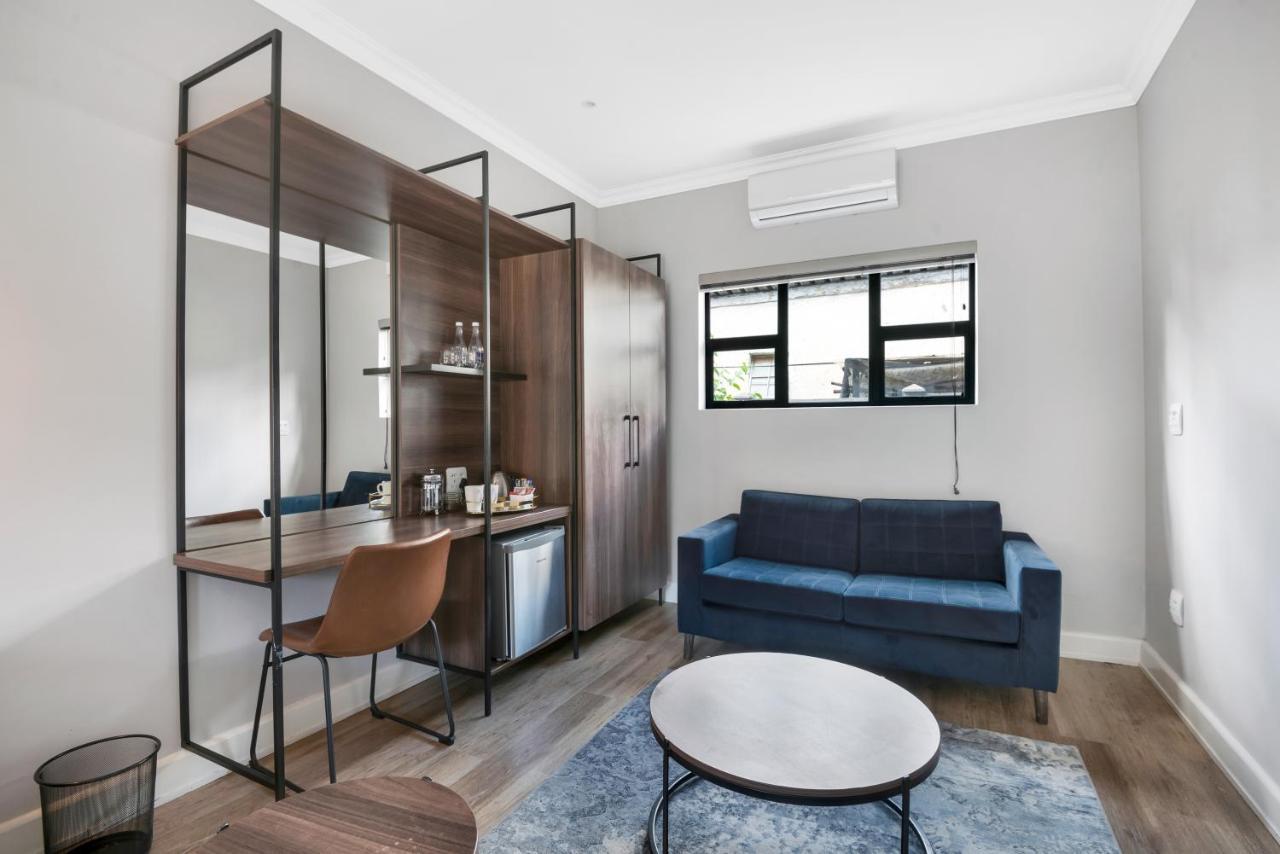 30 On Whites Guesthouse บลูมฟอนเทน ภายนอก รูปภาพ