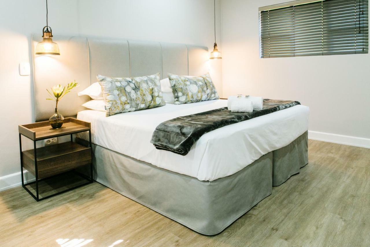 30 On Whites Guesthouse บลูมฟอนเทน ภายนอก รูปภาพ